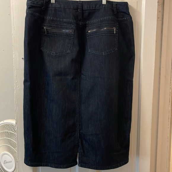 Dark wash skirt with zipper pockets - Picture 2 of 5